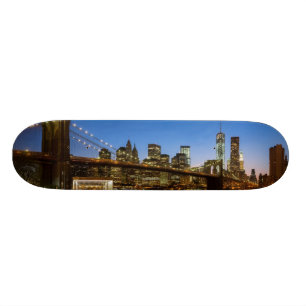 Skate Ponte de Manhattan e de Brooklyn no crepúsculo