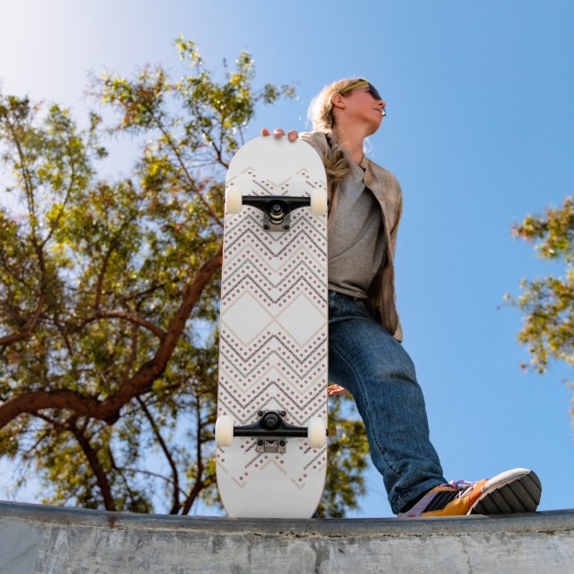 Skate Pontos vermelhos impressionantes em um fundo branc (Ao ar livre 1)