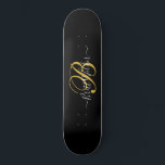 Skate Preto Dourado monograma<br><div class="desc">Um monograma de ouro na moda em skate preto em um nome de tipografia e inicial de script.</div>