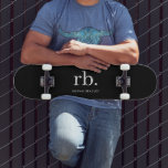 Skate preto e branco mínimo Elegante clássico monograma<br><div class="desc">Um design de monograma minimalista com grandes iniciais tipográficas em uma fonte clássica com seu nome abaixo em um simples fundo preto. O presente ou acessório perfeitamente personalizado!</div>