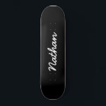 Skate Preto personalizável<br><div class="desc">Skateboard Personalizável Preto. Um skate elegante,  negro e modesto. Personalize com um nome próprio. Faça um presente divertido para você mesmo ou um presente de aniversário para alguém que você ama.</div>