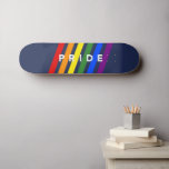 Skate PRIDE Diagonal LGBT Arco-íris LGBT em Azul Marinho<br><div class="desc">Celebre o Orgulho LGBTQ com faixas diagonais do arco-íris com a palavra PRIDE em tipografia branca em negrito entre e sobrepondo parcialmente as faixas coloridas em um fundo azul marinho. Linhas vermelhas, laranja, amarelas, verdes, azuis e violetas angular vão da esquerda para a direita. Para ver o orgulho gay moderno...</div>