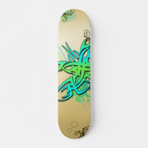 skate projetado por tatuagem colorida