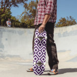 Skate Purple e White Meander<br><div class="desc">Esse padrão ousado, geométrico, roxo regal e branco é um design original ornamental. Diamantes roxos com bordas brancas são cercados por meandros roxos reais que os rodeiam. Os ziguezags brancos separam os caminhos roxos enrolados e os diamantes em offset. Imagem criada digitalmente. Copyright © 2013 Claire E. Skinner. Todos os...</div>