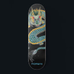 Skate Quadro de bordo do dragão Dourado azul personaliza<br><div class="desc">Quadro de skate de dragões de arte asiáticos arrojados personalizados com seu nome em um tipo de sans vermelho. Ouro azul escuro e preto.</div>