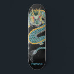 Skate Quadro de bordo do dragão Dourado azul personaliza<br><div class="desc">Quadro de skate de dragões de arte asiáticos arrojados personalizados com seu nome em um tipo de sans vermelho. Ouro azul escuro e preto.</div>