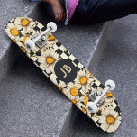 Skate Quadro de controlo de margarida monograma retro<br><div class="desc">Quadro de skate Monograma Retro Groovy Daisy Checkerboard apresenta um padrão de margarida de ranhura em um plano de fundo de padrão de tabuleiro preto e branco com o seu texto personalizado ou iniciais personalizadas no centro. Perfeito como presente para a família e amigos no Natal, aniversário, feriados, colegas de...</div>