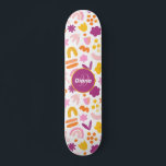 Skate Quadro personalizado de monograma personalizado<br><div class="desc">Perfeito para o aniversário da filha! Um skate exclusivo e colorido para personalizar com nome e monograma. Visite nossa coleção Girls Skateboards no Zazzle para ver mais designs em Creativeskates.</div>