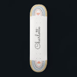 Skate Quadro personalizado do arco-íris<br><div class="desc">Um arco-íris branco personalizado estilo "boho",  mostarda azul,  rosada e giro,  estilo "mostarda azul",  em cada extremidade do skate,  com um pequeno coração cor-de-rosa no meio.</div>