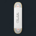 Skate Quadro personalizado do arco-íris<br><div class="desc">Um arco-íris branco personalizado estilo "boho",  mostarda azul,  rosada e giro,  estilo "mostarda azul",  em cada extremidade do skate,  com um pequeno coração cor-de-rosa no meio.</div>