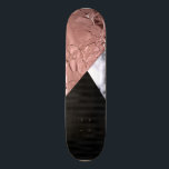 Skate Rosa Chic Dourado Geométrico<br><div class="desc">Esse moderno, chic e elegante falso ouro rosa impresso, listras pretas de satílites e a geometria triangular do mármore preto e branco é perfeito para o indivíduo contemporâneo e moderno. ***NOTA DE DESIGN IMPORTANTE: Para qualquer solicitação de design personalizada, como solicitações de correspondência de produtos, alterações de cor, mudanças de...</div>
