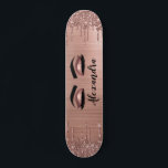 Skate Rosa Dourado Glitter Sparkle Eyelashes Monograma<br><div class="desc">Folha de rosa Dourada Folha de Folha Metálica Glitter Brutado Monograma de Metal Nome e Eyelashes Iniciais (Lashes), Extensões de Eyelash e Olhos de Prato Rosa Espelho. Isto faz o doce e perfeito aniversário de 16 anos, casamento, chá de panela, aniversário, chá de fraldas ou presente de festa de solteira...</div>