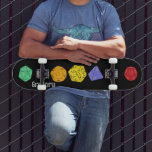 Skate RPG Gaming Dice, Conselho, Jogos Fantásticos Perso<br><div class="desc">Este skate tem ilustrações coloridas de dados do estilo de jogos de fantasia com dados de 4 lados, 12 lados e 20 lados. Abaixo do gráfico está um ponto para adicionar um nome ou outro texto personalizado. Perfeito para fãs de diferentes jogos RPG e jogos de conselho.</div>