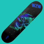 Skate Scarass Badass Neon Blue Skull Monograma Skateboar<br><div class="desc">Um crânio assustador brilhando em azul elétrico de neon e verde verde verde-lacrimogêneo é apresentado centrado sobre um fundo preto, deixando espaço em ambas as extremidades para um nome e monograma em um azul rico e uma fonte Erosão convincente. Excelente para o Halloween, día de muertos / dia dos mortos...</div>