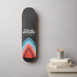 Skate Sentindo Tubarão Jawsome Engraçado Verão Puns Prai<br><div class="desc">Sinta esse impressão gráfico de VACAÇÃO JAWSOME FUNNY SHARK SURFBOARD SUMMER BEACH,  é uma adição perfeita ao seu guarda-roupa de verão e é para surfistas,  amantes de esportes aquáticos ou amantes de praia que adoram ir à praia e cavalgar ondas com uma prancha.</div>