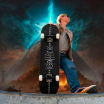 Skate Seu nome como Glifos de Alienígena<br><div class="desc">Transforme seu nome em arte minimalista de ficção científica. Crie um design gráfico preto e branco legal que se pareça com glifos de alienígena quando visto verticalmente,  mas revele seu texto personalizado espelhado quando lido horizontalmente. Experimente com seu nome,  frase favorita ou palavra especial. ♡ Idyllfire</div>