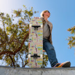 Skate Seu nome (curto) está por aqui<br><div class="desc">Crie um skate extremamente personalizado. O seu nome personalizado aparece em todo este skate numa colagem de diferentes tipos de letra e estilos de letra. A inscrição em vermelho, amarelo, laranja, verde limão, turquesa, rosa e roxo é colocada sobre um fundo de cor clara ou creme. Este estilo é ideal...</div>