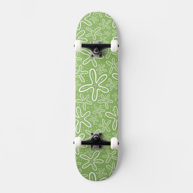 Skate Shell modela no fundo manchado (Frente)