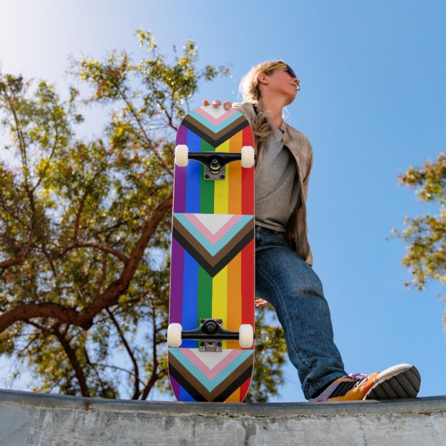 Skate Sinalizador do Orgulho de Progresso LGBTQ+ (Ao ar livre 1)