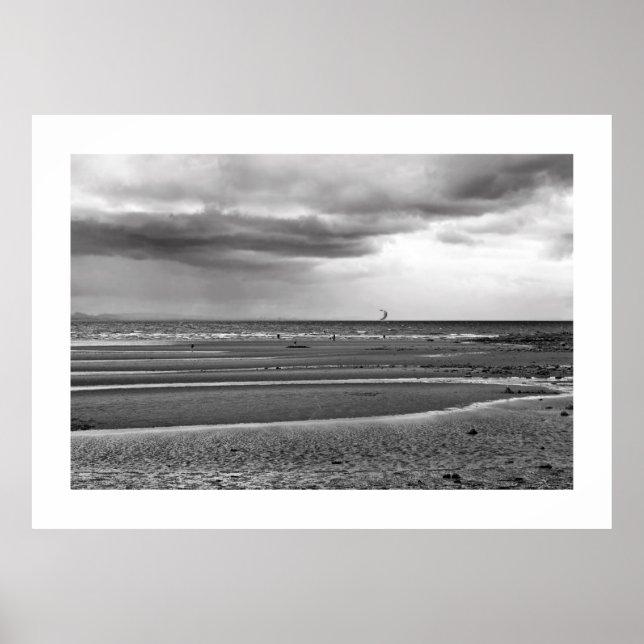 Skate surfando na praia poster preto e branco (Frente)