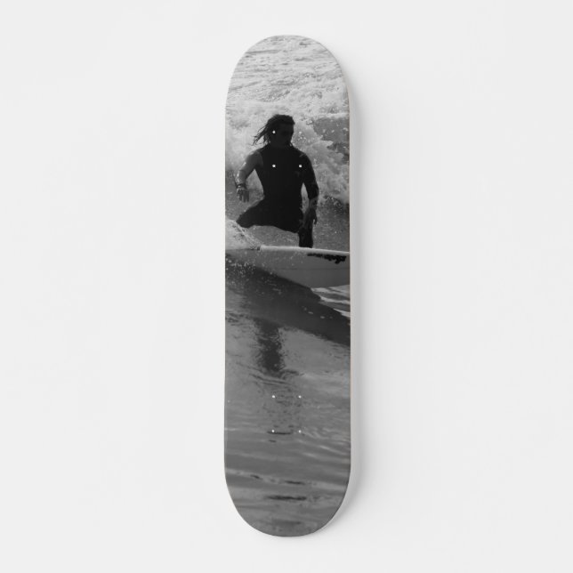 Skate Surfar Na Escala De Cinza Das Ondas (Frente)