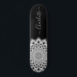 Skate Tabuleiro branco preto Mandala Padrão Monograma<br><div class="desc">Um branco vibrante no skate padrão preto de abstrato mandala com um padrão simétrico impressionante. Símbolo único e negrito do universo.</div>