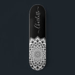 Skate Tabuleiro branco preto Mandala Padrão Monograma<br><div class="desc">Um branco vibrante no skate padrão preto de abstrato mandala com um padrão simétrico impressionante. Símbolo único e negrito do universo.</div>