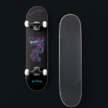Skate Tabuleiro cibernético com legenda e nome<br><div class="desc">Torne este skate seu próprio conteúdo adicionando seu texto. Para acessar ferramentas avançadas de edição, vá para "Personalizar este modelo" e clique em "Detalhes", role para baixo e pressione o link "clicar para personalizar mais". Ideal para qualquer ocasião como aniversário ou graduação, para skatistas que amam o estilo do grafite....</div>