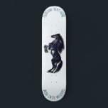 Skate Tabuleiro de Cavalo Selvagem em Direita com Texto<br><div class="desc">skate com Cavalo Preto Selvagem Preto - Cavalo Preto e Preto de Desenho Preto e Branco Arranque Cavalos de Mustang por MIGNED - Adicione seu Texto / Nome Único - Escolha seu texto e cores de fundo favoritos - Redimensione e mova ou remova elementos com a ferramenta de personalização. Por...</div>