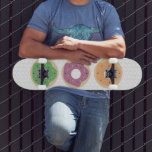 Skate Tabuleiro de Especialização do Nome do Padrão do R<br><div class="desc">skate com padrão de Design de Rosquinha de de,  mude para qualquer fundo de cor</div>
