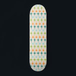 Skate Tabuleiro Geométrico de Starbursts Vintage<br><div class="desc">Vintage. Geometria. Estrelas. Se você ama qualquer uma dessas palavras, este quadro de Skateboard Vintage Geométrico Starbursts é para você. Este design moderno de meio século de apresenta um fundo creme com filas de tartaruga, verde limão, laranja e rajadas de estrelas. Este design de modelo é muito parecido com o...</div>