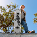 Skate Tabuleiro negro e direito sobre cavalos selvagens<br><div class="desc">Cavalo Preto Preto - Pintura - Personalizável - Escolher / Adicionar o Texto Único - Nome / Cores / Fonte / Tamanho / Elementos - Imagem / Mais - Torne o Presente Especial - Redimensionar e mover ou remover e adicionar elementos / texto com ferramenta de personalização! Pintura e Design...</div>