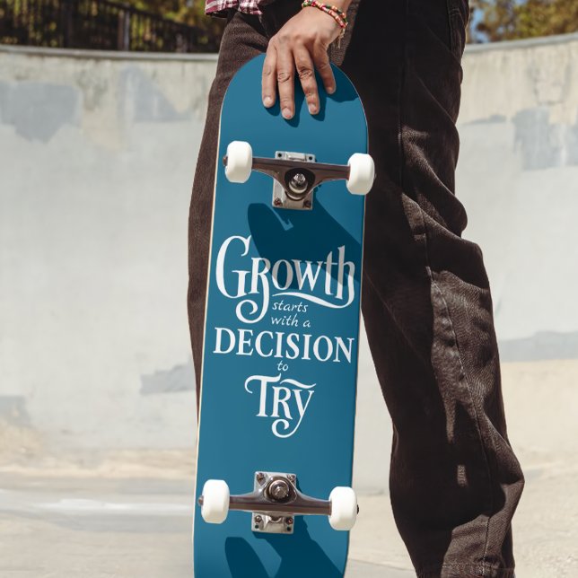 Skate Tabuleiro Personalizado - Crescimento inicia (Growth Starts with a Decision to Try – Custom Skateboard)