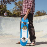 Skate Tartaruga-azul-escura da zona oriental Personaliza<br><div class="desc">Adicione o seu próprio nome ou mensagem para criar um presente personalizado para o skate favorito. Este skate mostra uma foto de uma tartaruga da caixa oriental contra um fundo azul brilhante com padrão.</div>