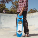 Skate Tartaruga-azul-escura da zona oriental Personaliza<br><div class="desc">Adicione o seu próprio nome ou mensagem para criar um presente personalizado para o skate favorito. Este skate mostra uma foto de uma tartaruga da caixa oriental contra um fundo azul brilhante com padrão.</div>