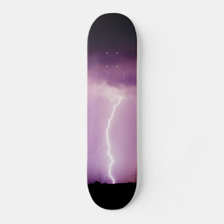 Skate Tempestade de Relâmpago em Céu Roxo