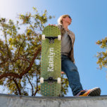 Skate Tipo de monograma de abstrato de aquarela verde do<br><div class="desc">Espalhe algum talento nas suas ruas da cidade com este skate personalizado de nome personalizado. Os pontos de folha de ouro modernos, modernos, modernos, distúrbios brancos, tipografia suja e gráficos, cobrem um fundo texturizado de cor aquosa verde. Faz uma declaração legal e na moda sempre que você surf o pavimento....</div>