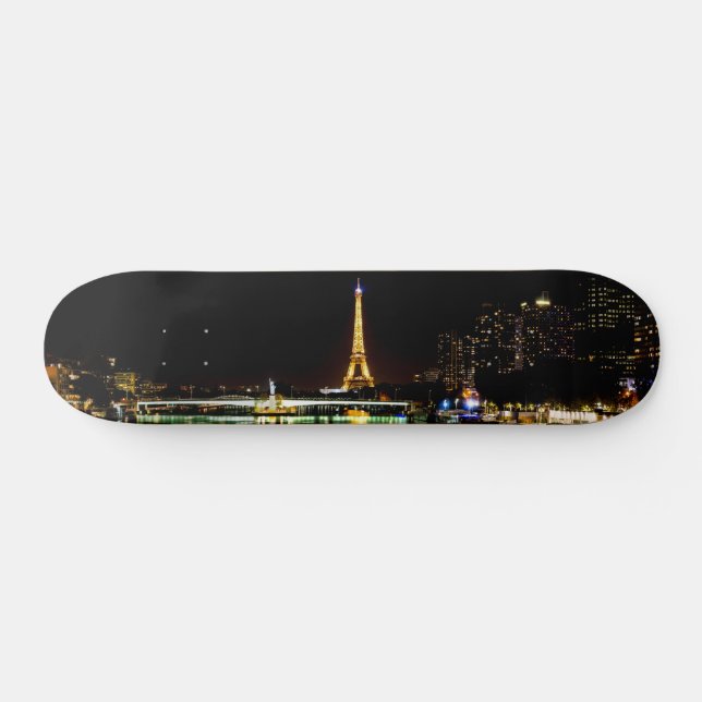 Skate Torre Eiffel iluminada em Paris à noite (Horz)