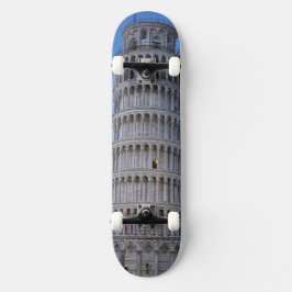 Skate Torre Inclinada ao Crepúsculo