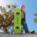 Skate Trendy Monograma - Verde limão Brat<br><div class="desc">skate de verde limão de tendência no estilo brat com seu nome monograma,  suas iniciais ou outro texto em uma fonte simples.</div>