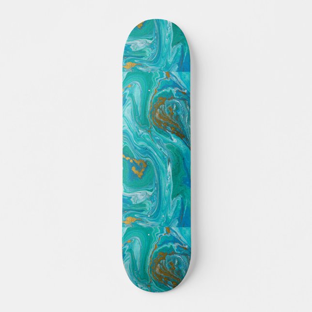 Skate Turquesa (The skateboard is blue with gold accents.)