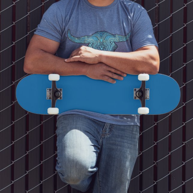 Skate um fundo azul com um relógio preto e branco (Ao ar livre 3)