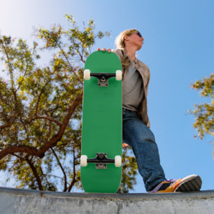 Skate um fundo verde com borda branca