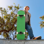 Skate um fundo verde com borda branca<br><div class="desc">A imagem é um quadrado azul brilhante com cor uniforme e textura lisa. Ele se destaca contra o fundo com um impressionante contraste visual.</div>