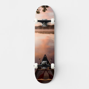 Skate Uma canoa repousa na costa do Lago Pawtuckaway