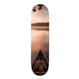 Skate Uma canoa repousa na costa do Lago Pawtuckaway