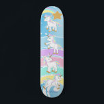 Skate Unicórnios mágicos - Azul<br><div class="desc">🥇 UM DESIGN ORIGINAL DE DIREITOS AUTORAIS, DE Donna Siegrist, DISPONÍVEL SOMENTE NO ZAZZLE! O Skateboard do Unicórn tinha um fundo azul e um arco-íris colorido e unicórnios prontos para você personalizar. ✔ NOTA: APENAS MUDE AS ÁREAS MODELO NECESSÁRIAS! 😀 Se necessário, você pode remover o texto e começar a...</div>