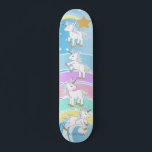 Skate Unicórnios mágicos - Azul<br><div class="desc">🥇 UM DESIGN ORIGINAL DE DIREITOS AUTORAIS, DE Donna Siegrist, DISPONÍVEL SOMENTE NO ZAZZLE! O Skateboard do Unicórn tinha um fundo azul e um arco-íris colorido e unicórnios prontos para você personalizar. ✔ NOTA: APENAS MUDE AS ÁREAS MODELO NECESSÁRIAS! 😀 Se necessário, você pode remover o texto e começar a...</div>