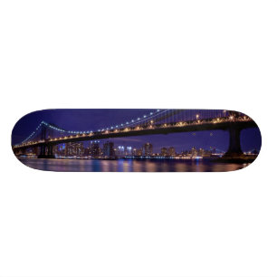 Skate Vista da ponte de Manhattan na noite