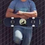 Skate Wolf Howling personalizado na ilustração da lua<br><div class="desc">Mostre seu lado selvagem com este skate personalizado. Ele apresenta uma ilustração ao estilo da silhueta de um lobo em preto uivando em um fazer de lua amarela pálida que é perfeito para quem ama animais. Este baralho de skates está pronto para ser personalizado com um nome ou outro texto....</div>